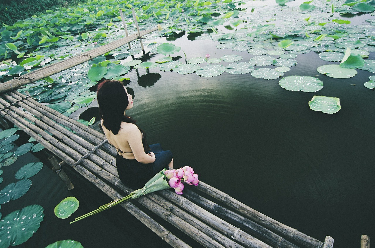 水辺に座る女性