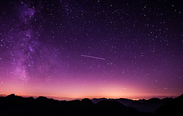 紫の空に見える流星