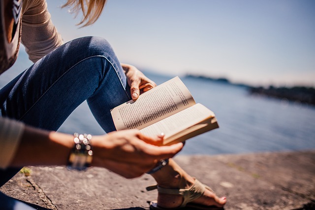 浜辺で本を読む女性