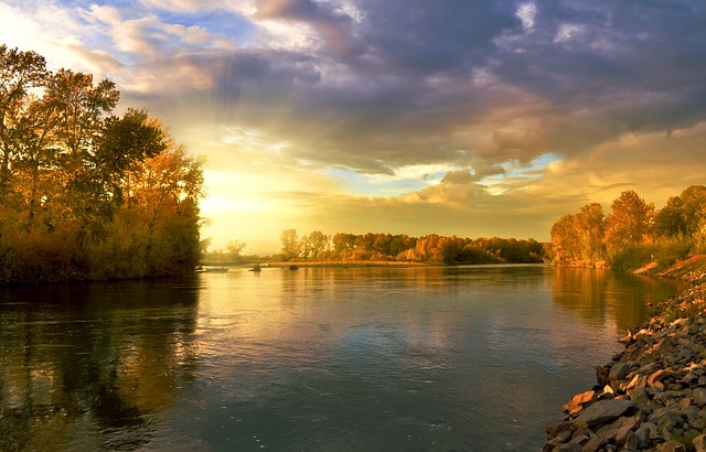 夕日が映る川辺
