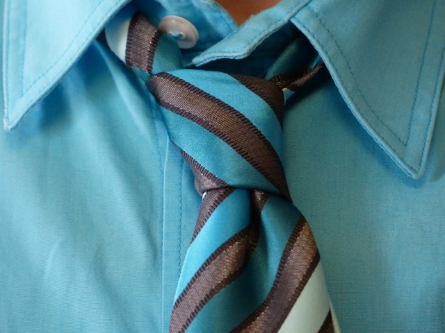 青いシャツとネクタイ