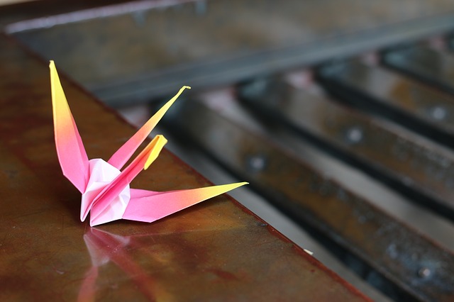 ピンクの折り鶴
