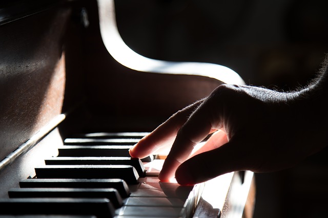 ピアノの鍵盤と右手